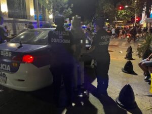 Dos personas son detenidas luego de chocar contra personal policial en Villa Dolores