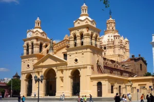 La Iglesia de Córdoba se une a la polémica sobre la prohibición de limpiavidrios y cuidacoches ilegales en la ciudad