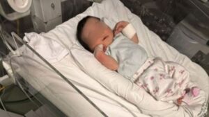 Una adolescente dió a luz sin asistencia médica guiada por ChatGPT y simuló abandonar al bebé