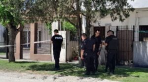 Un policía resultó herido tras enfrentamientos vecinales