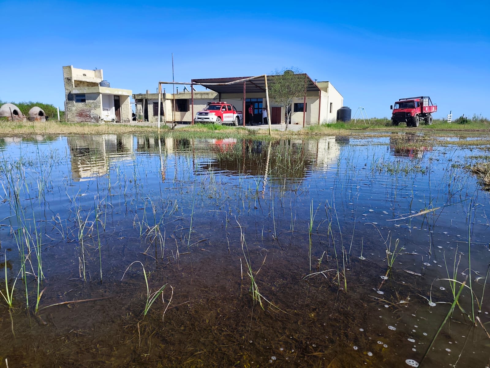 Bomberos de Córdoba asisten en Paraje Pozo del Simbol debido a inundaciones