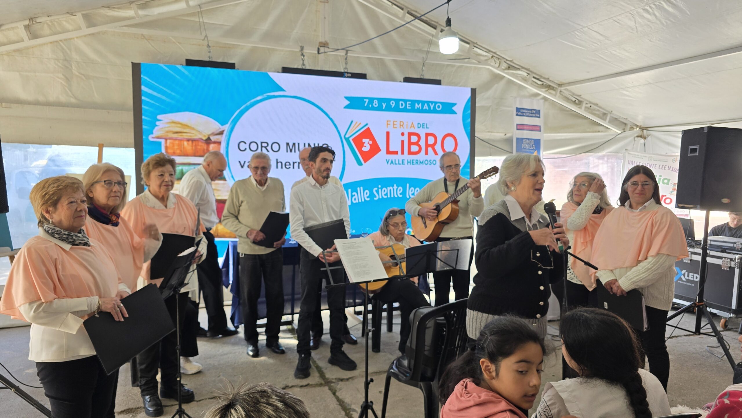 Coro Somos Canto participo de la 3er edición de la feria del libro en Valle Hermoso