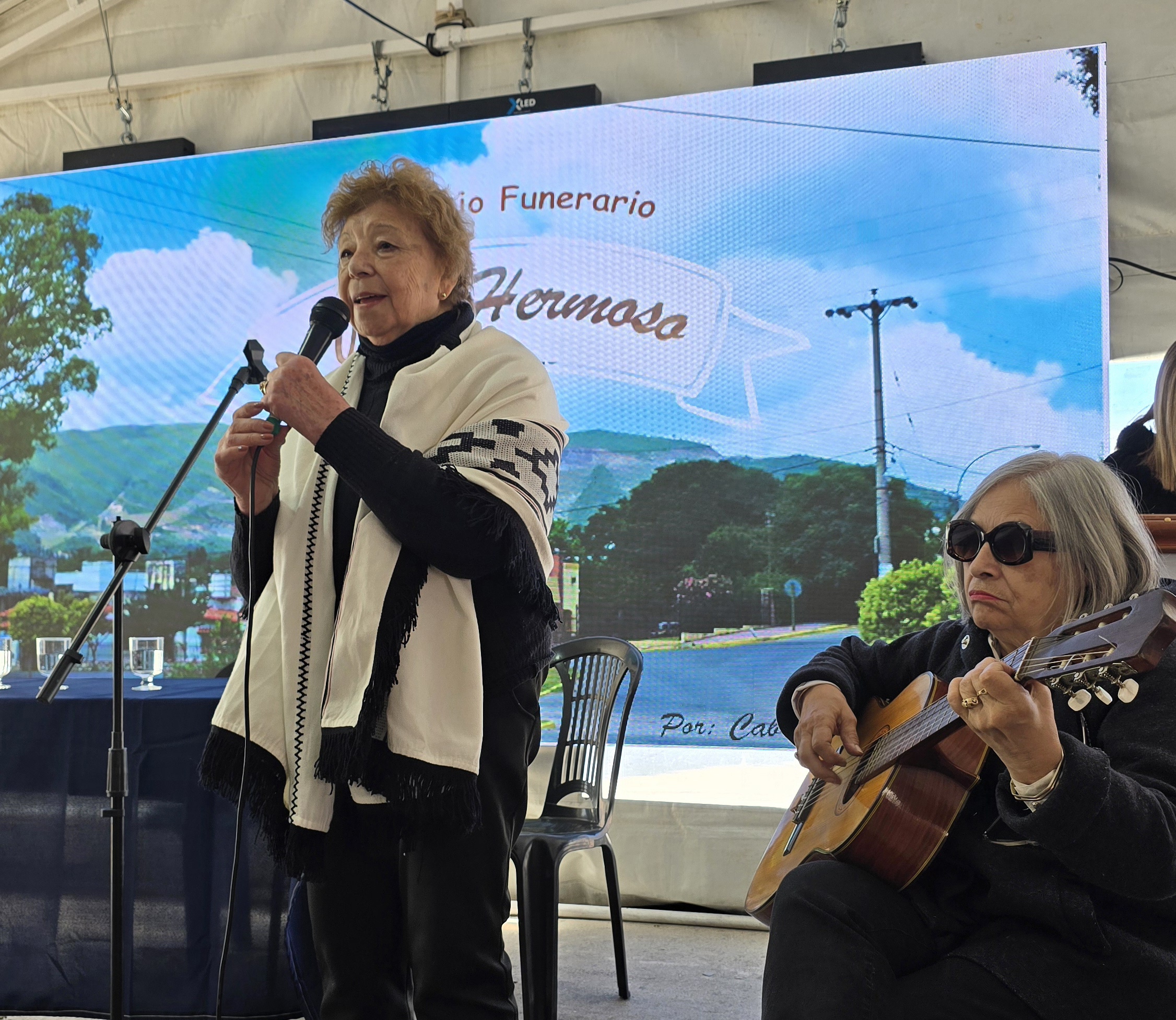 Laura Albornoz y un recitado de su autoría en la feria del libro: Atahualpa