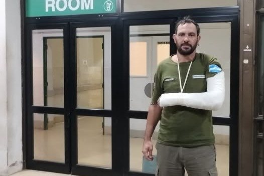 Horror en Los Gigantes: embistieron y fracturaron a un guardaparque durante una carrera ilegal de enduro