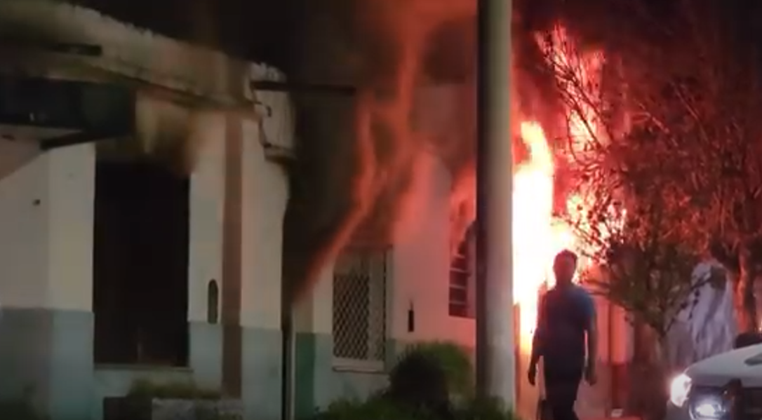 Importante despliegue de emergencia por un incendio de vivienda en Cosquín